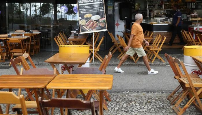 Serviços não financeiros tiveram recorde de ocupação em 2022, diz IBGE